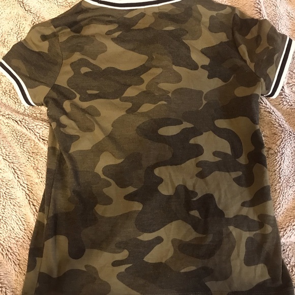 XS Women’s Guess Camo Top - Picture 3 of 3